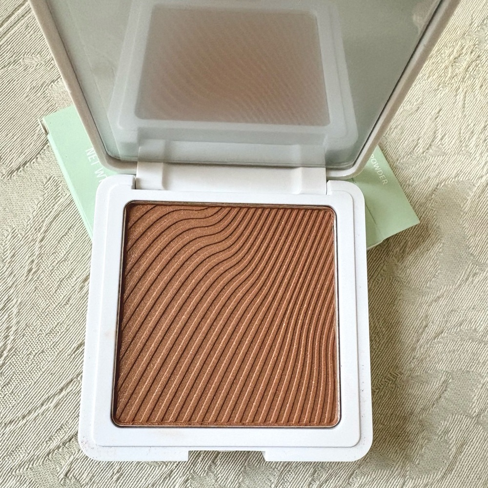 YC Collection Pressed Luminous Bronzer Contour in Enough BNIB